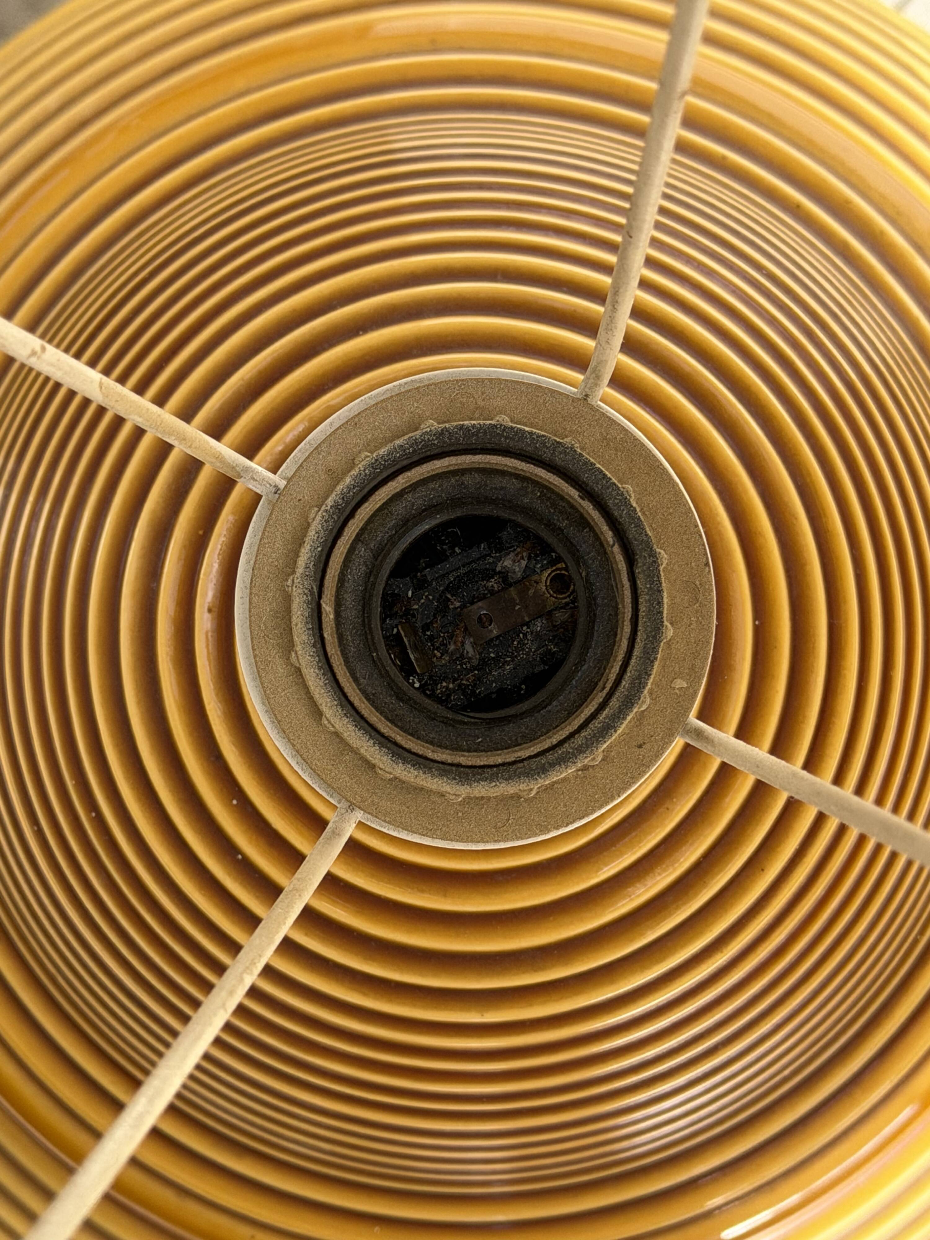 Grande lampe en céramique nervurée jaune moutarde 1970