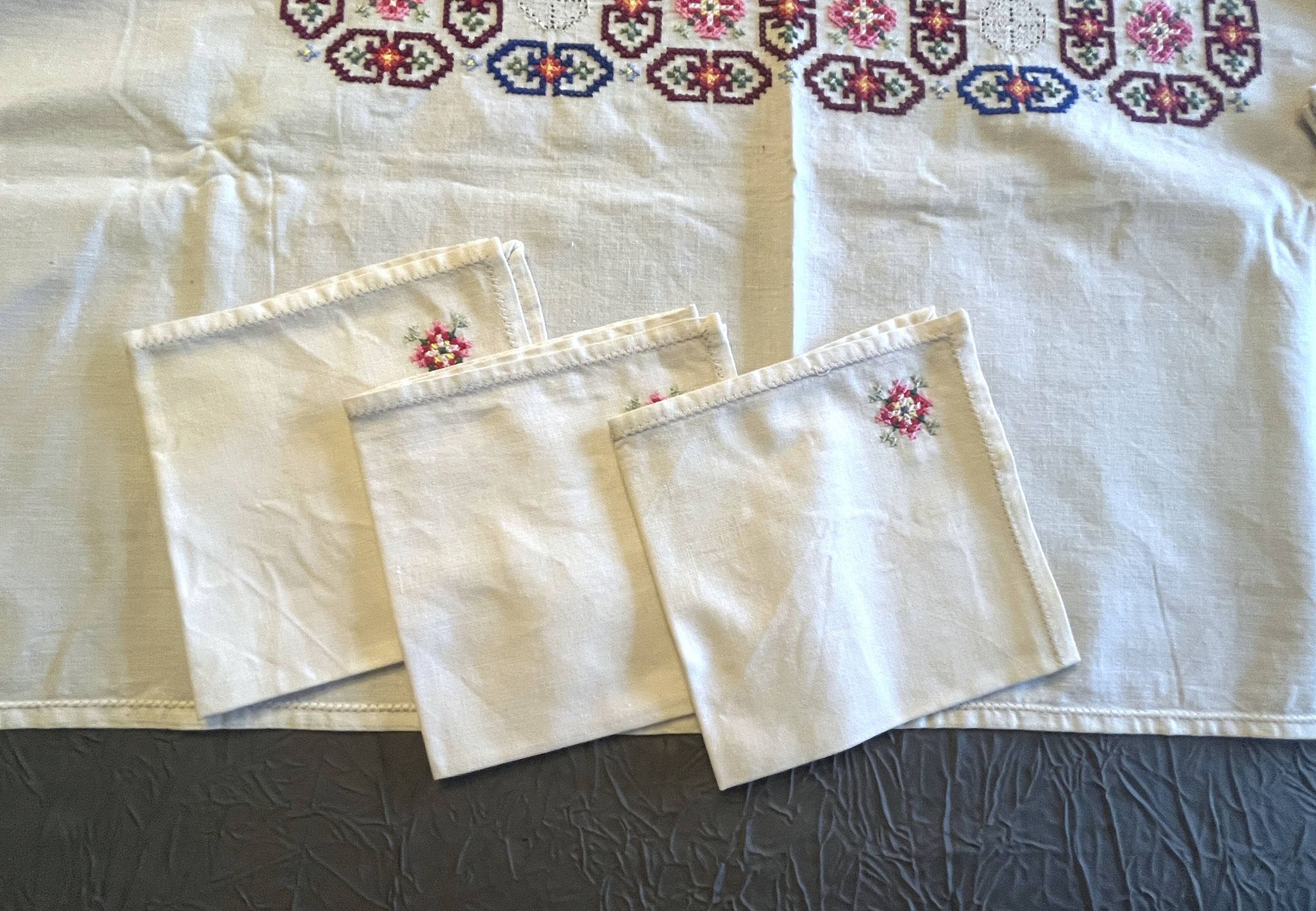 Linge de maison, nappe à thé brodée 6 serviettes vers 1960