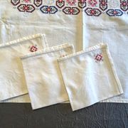 Linge de maison, nappe à thé brodée 6 serviettes vers 1960