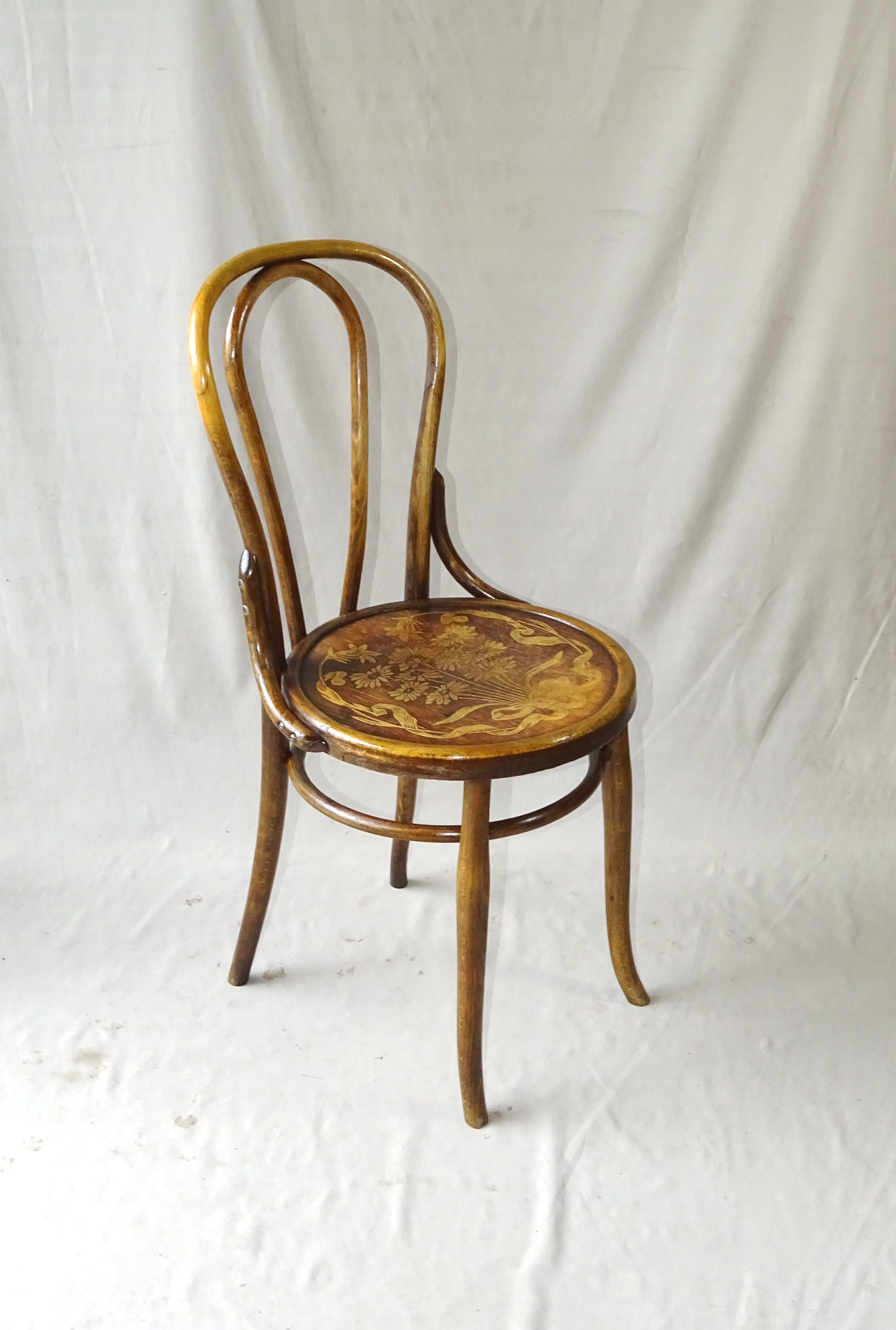 2 bistro chairs sitting wood flowers type 18 Wood- curved