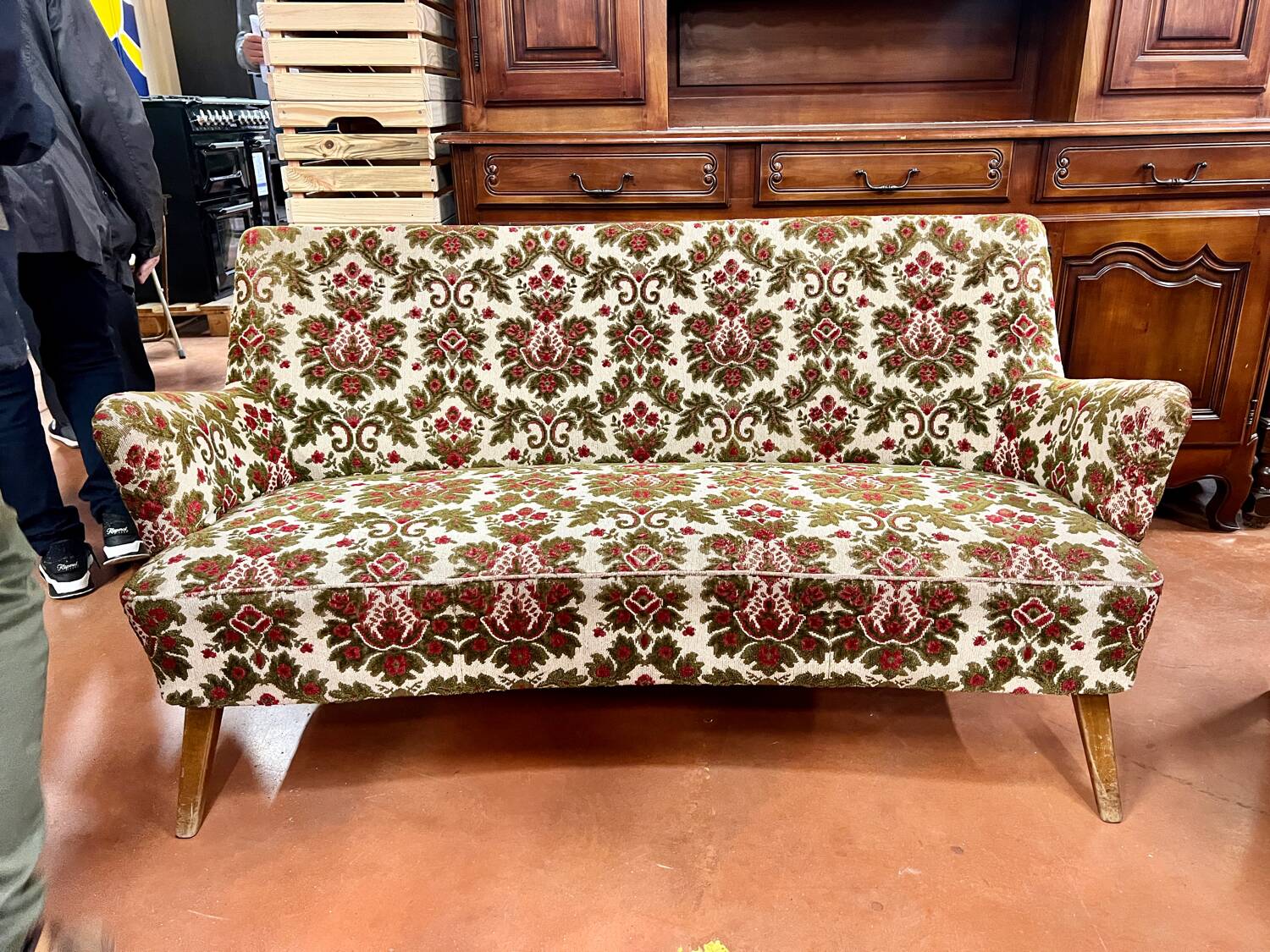 Fauteuils et canapé vintage pieds compas 1950 ancien motif floral