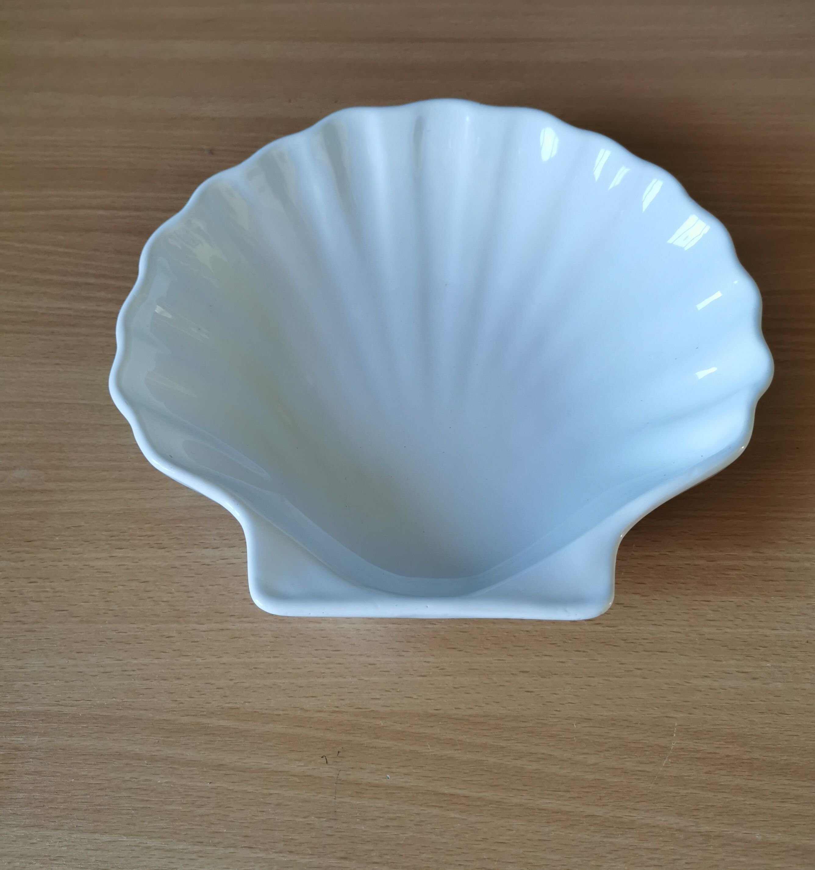 White dish scallop shell Emile Henry
