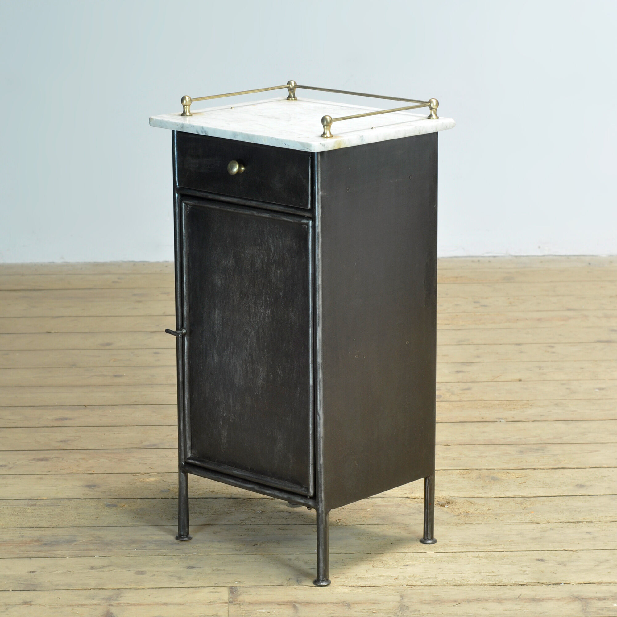 Table de chevet en fer, vers 1920