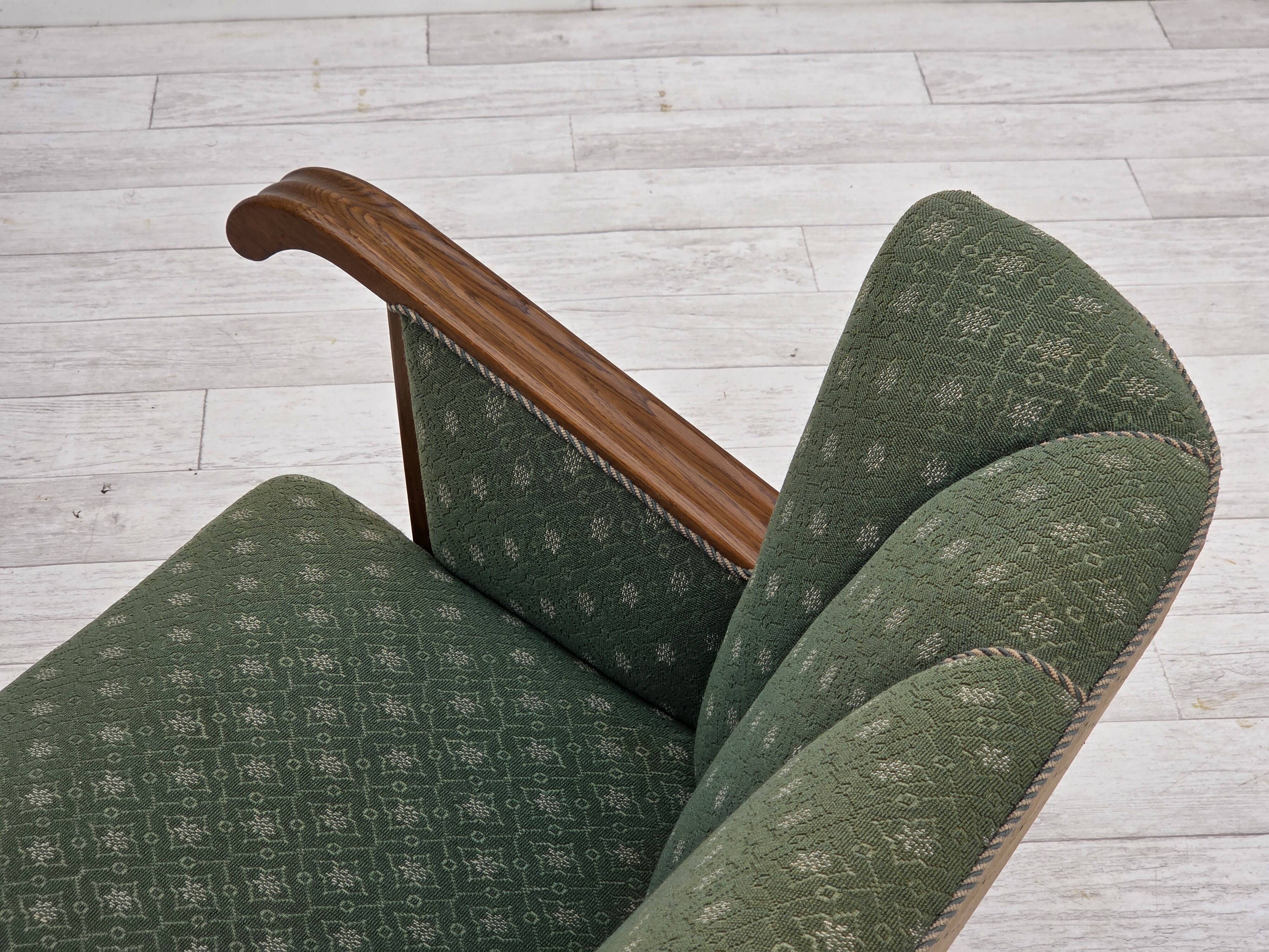 Canapé danois 3 places des années 1950, tissu en laine d'ameublement vert/beige, bois de chêne.