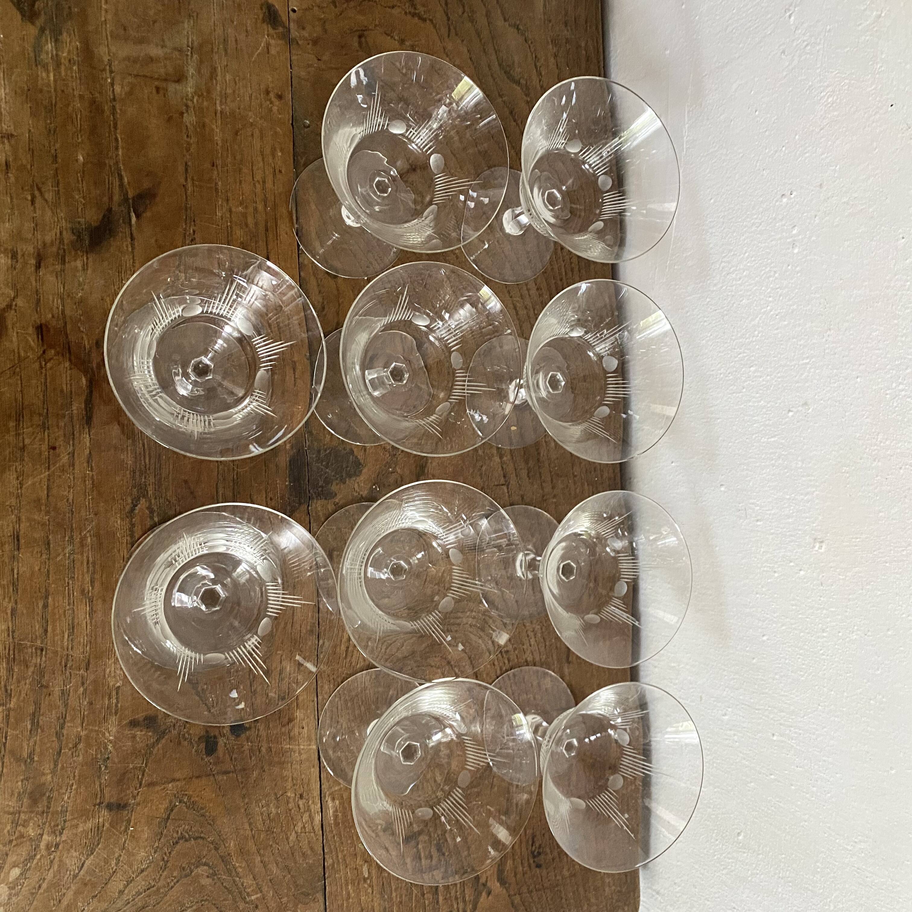 Coupes à champagne anciennes en verre gravé