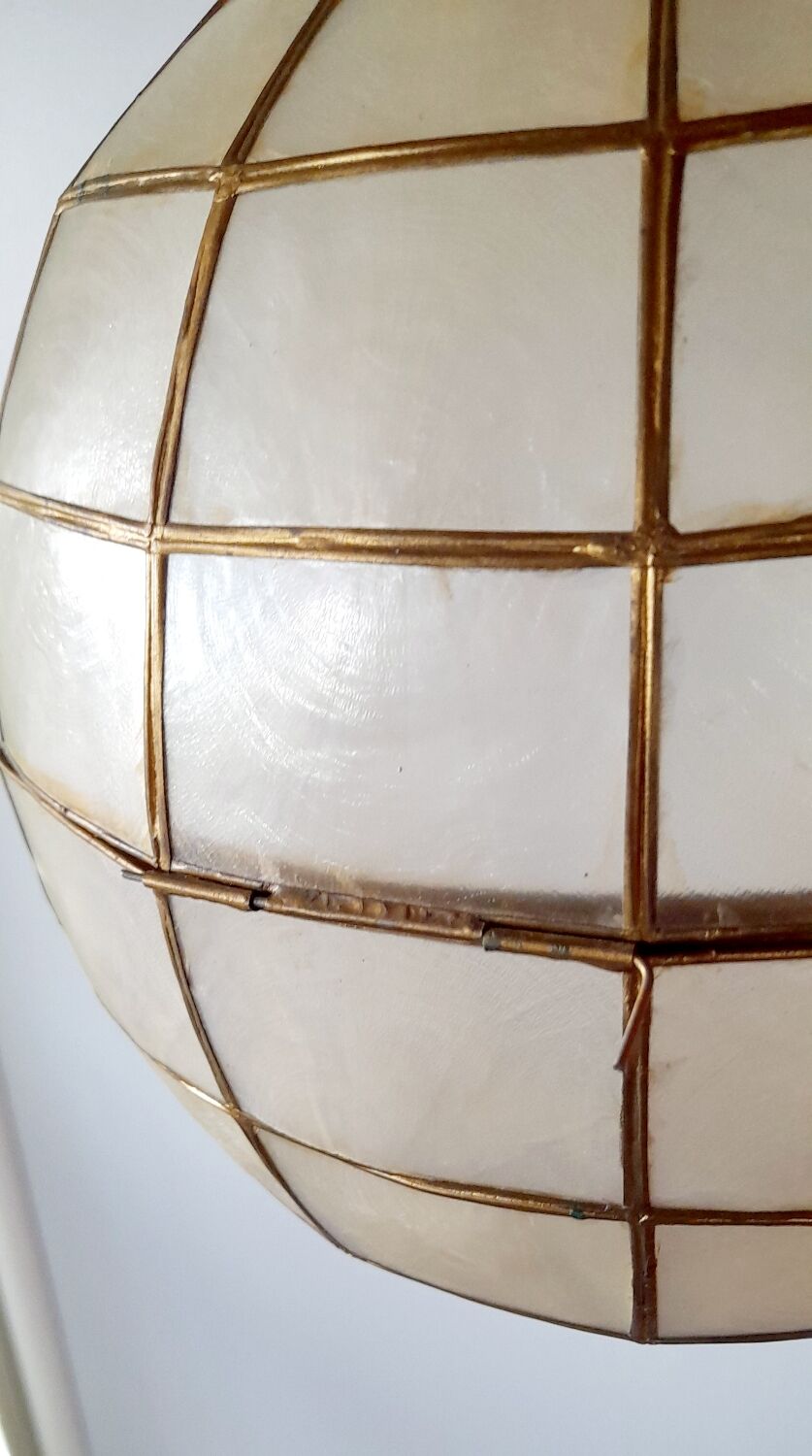 Suspension boule nacre et laiton 70s