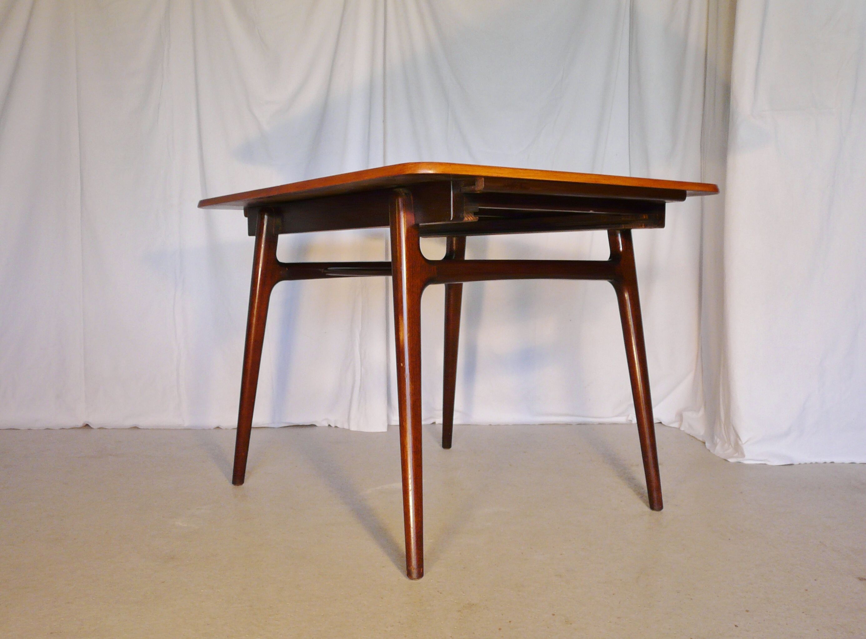 Scandinavian extendable rectangular table