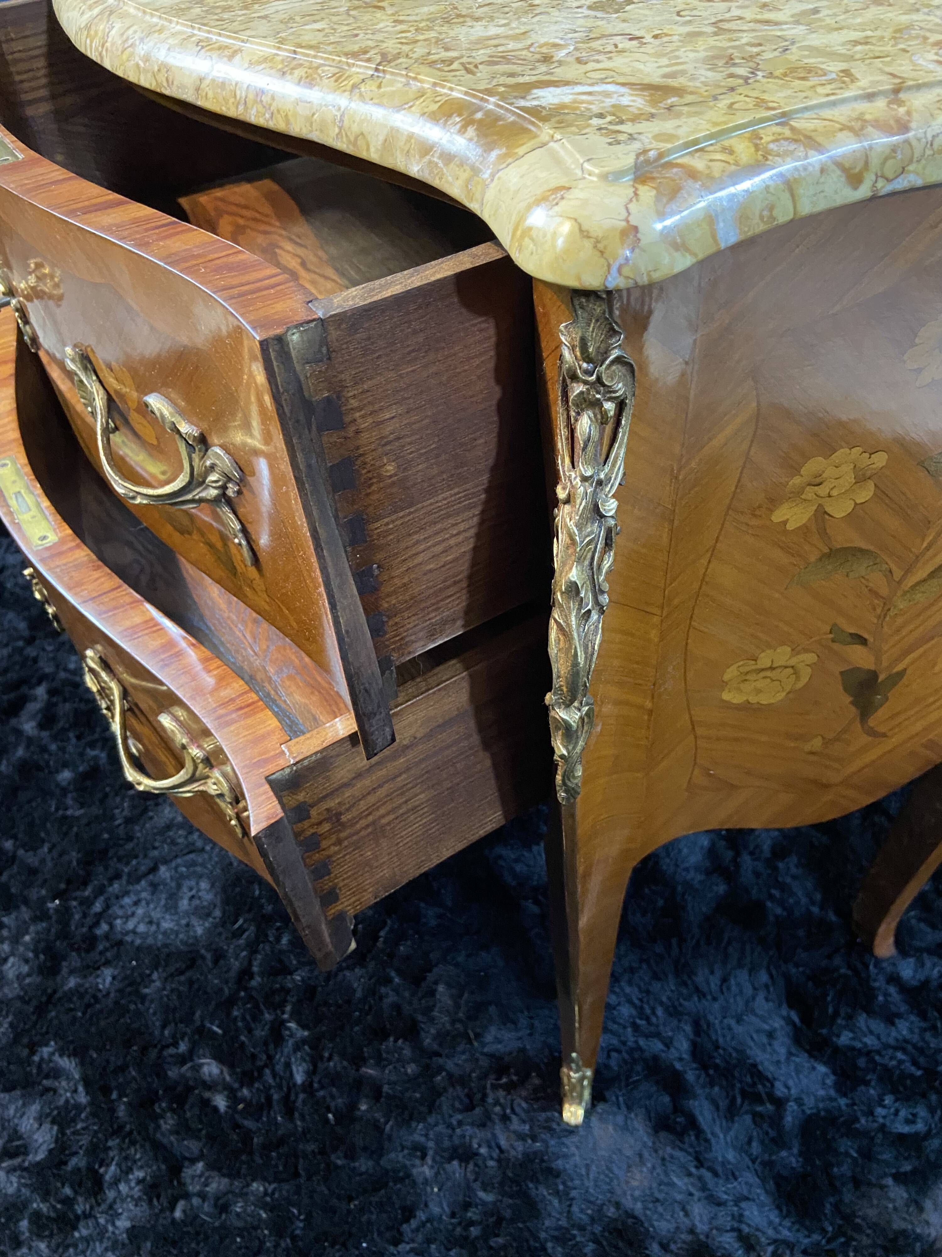 Petite commode toutes faces galbées à décor marqueté et bronze style Louis