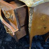 Petite commode toutes faces galbées à décor marqueté et bronze style Louis