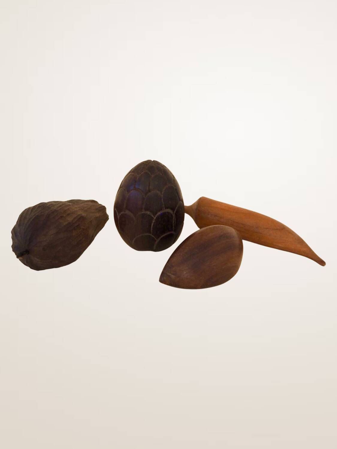 Ensemble de fruits décoratifs en bois sculpté