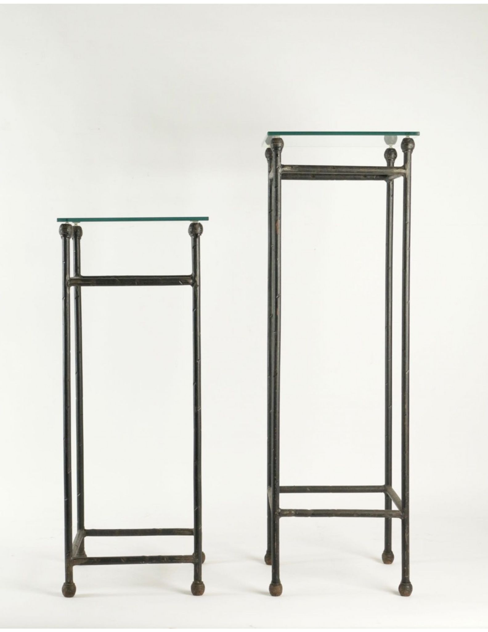 Deux consoles, gaines en fer forgé dessus en verre, XXème siècle