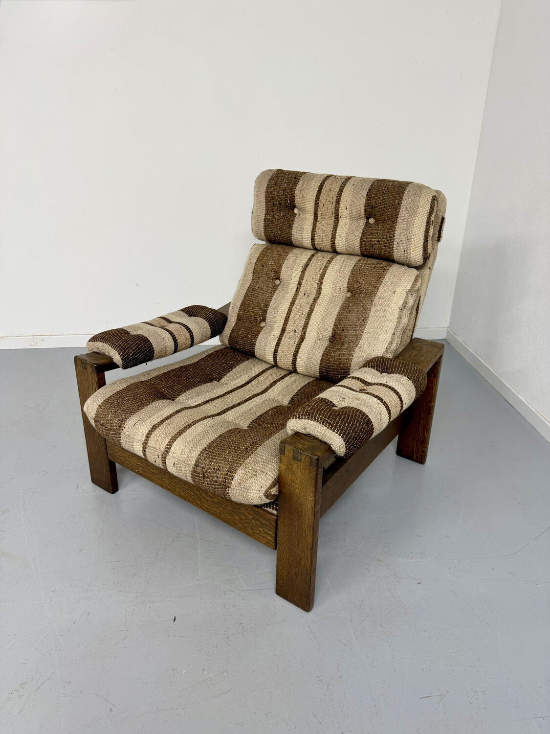 Vintage 1970s design armchair made of wood and fabric.