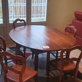 Oval flap table