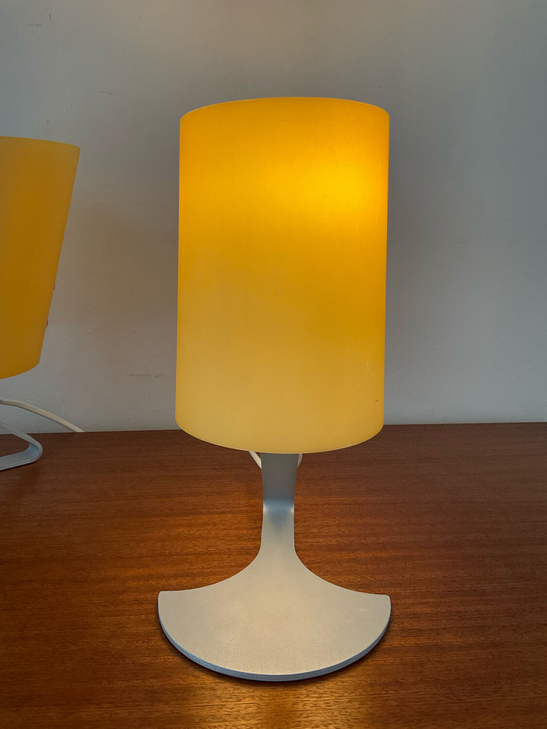 Paire de lampes design en opaline jaune et métal