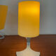 Paire de lampes design en opaline jaune et métal