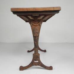 Table bistrot Art déco avec plateau en chêne sur base en fonte