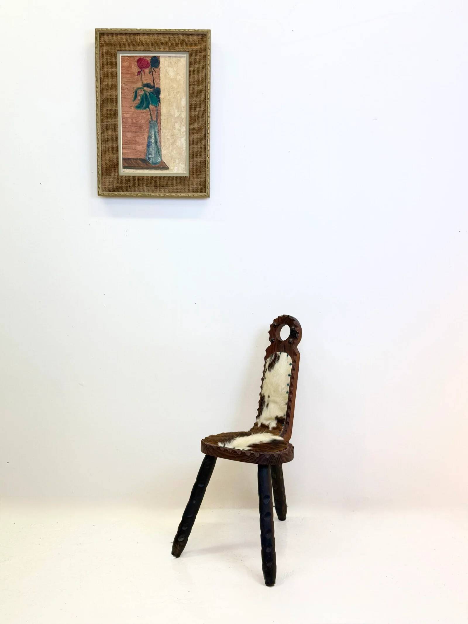 Chaise sculptée en bois et peau — 1950–1970