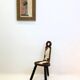 Chaise sculptée en bois et peau — 1950–1970