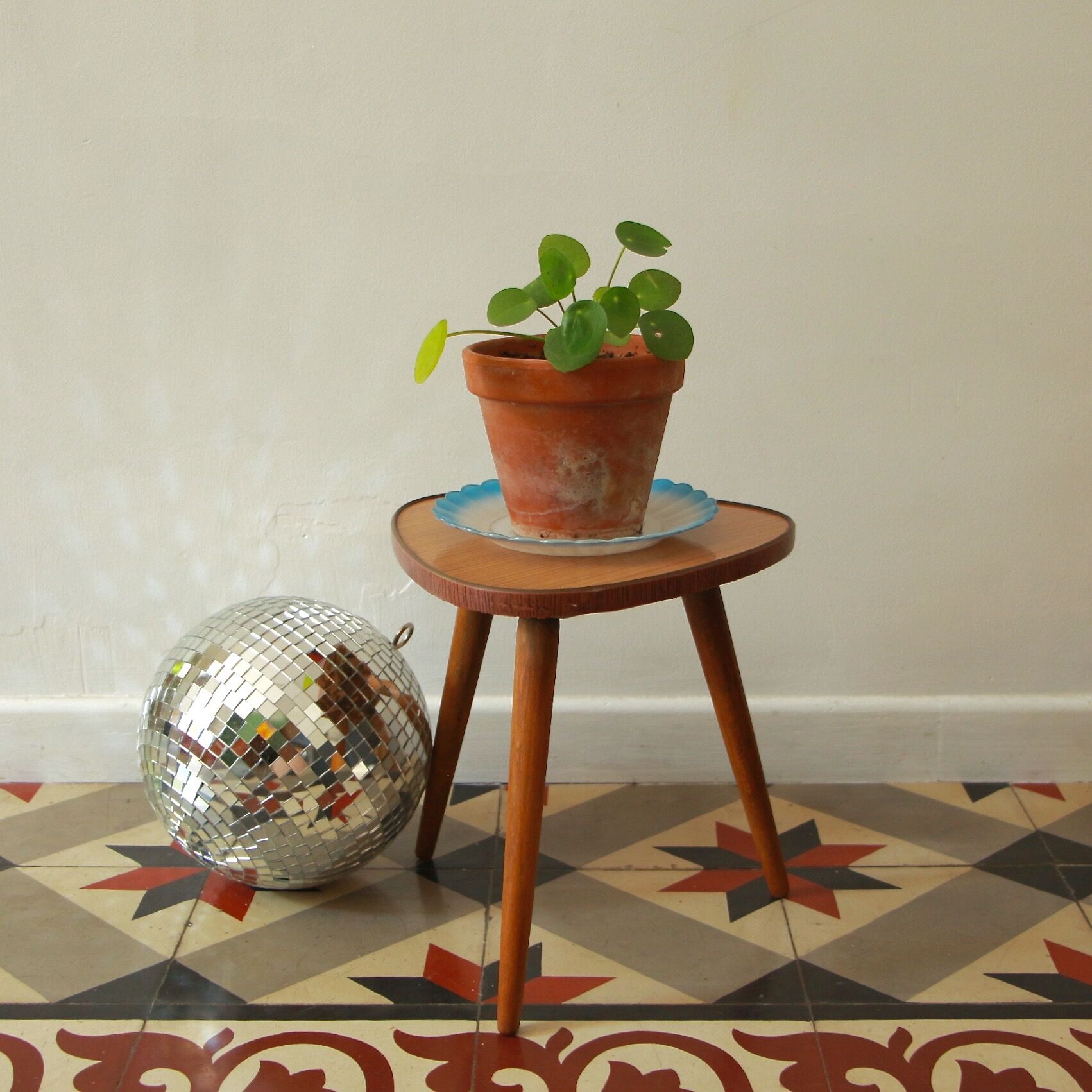 Formica tripod plant holder