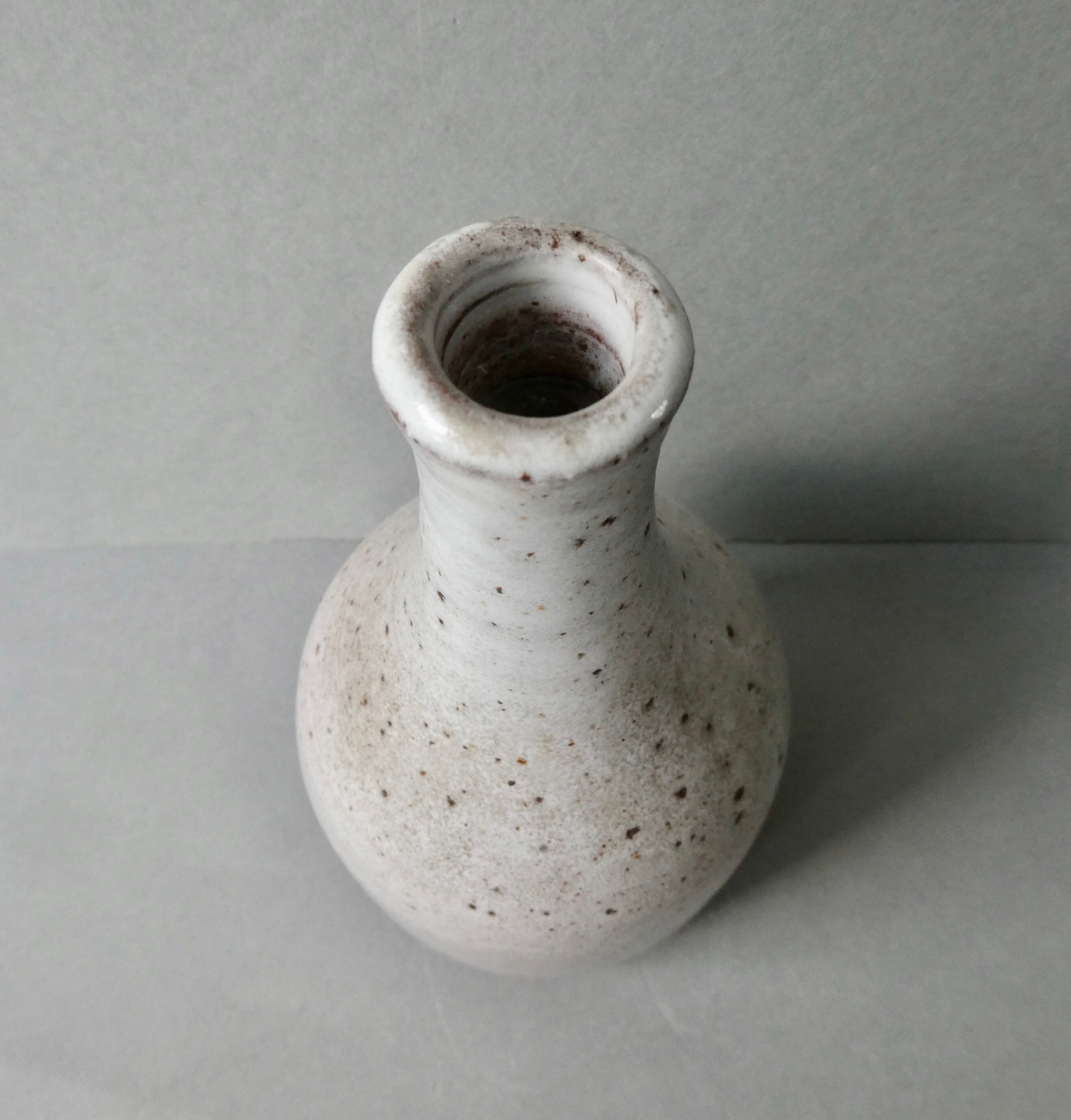 Sandstone vase bottle shaped by Norbert Pierlot in Ratilly
