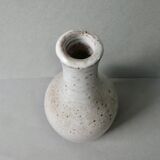 Sandstone vase bottle shaped by Norbert Pierlot in Ratilly