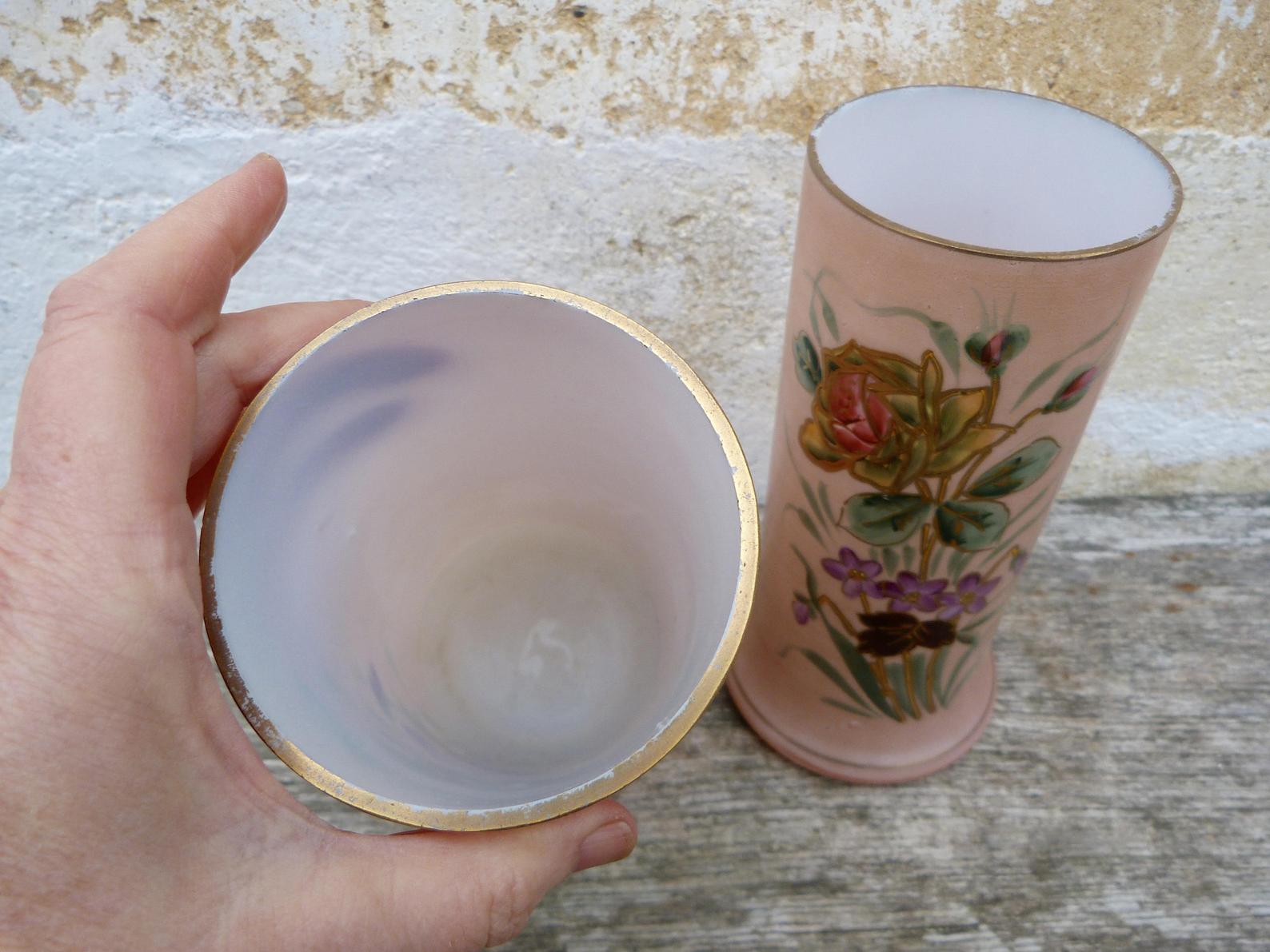 Paire de vases 1900 en opaline rose émaillés