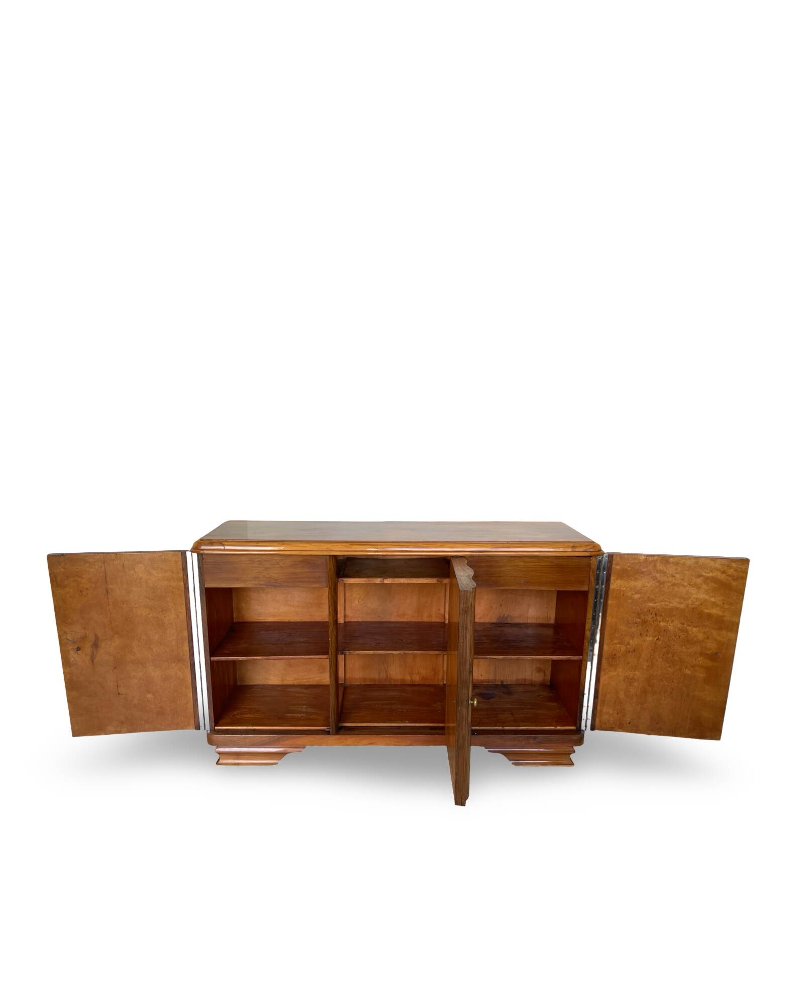 Italian Art deco burl walnut sideboard, of great quality.