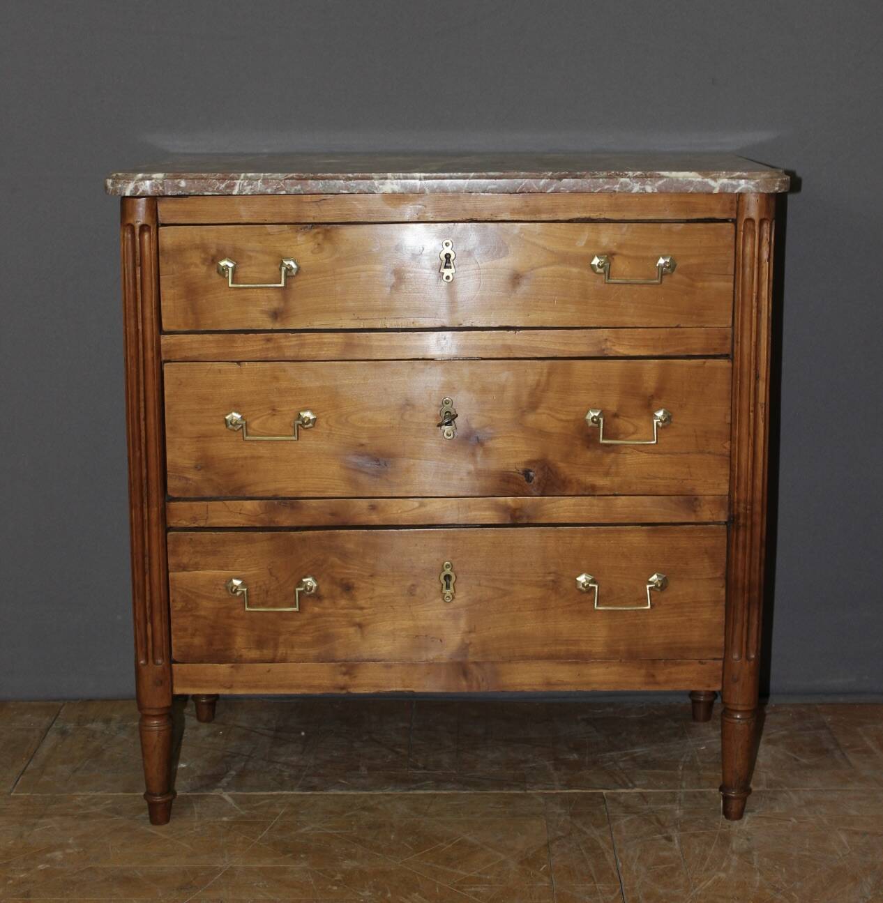 Louis XVI commode in cherry wood, 18th century.