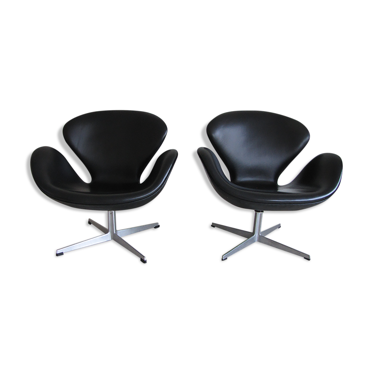 Swan armchairs in black leather by Arne Jacobsen for Fritz Hansen