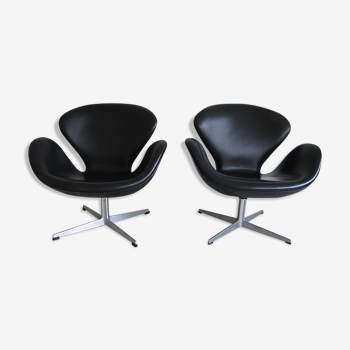 Swan armchairs in black leather by Arne Jacobsen for Fritz Hansen