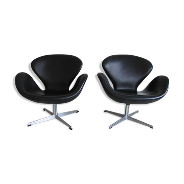 Swan armchairs in black leather by Arne Jacobsen for Fritz Hansen