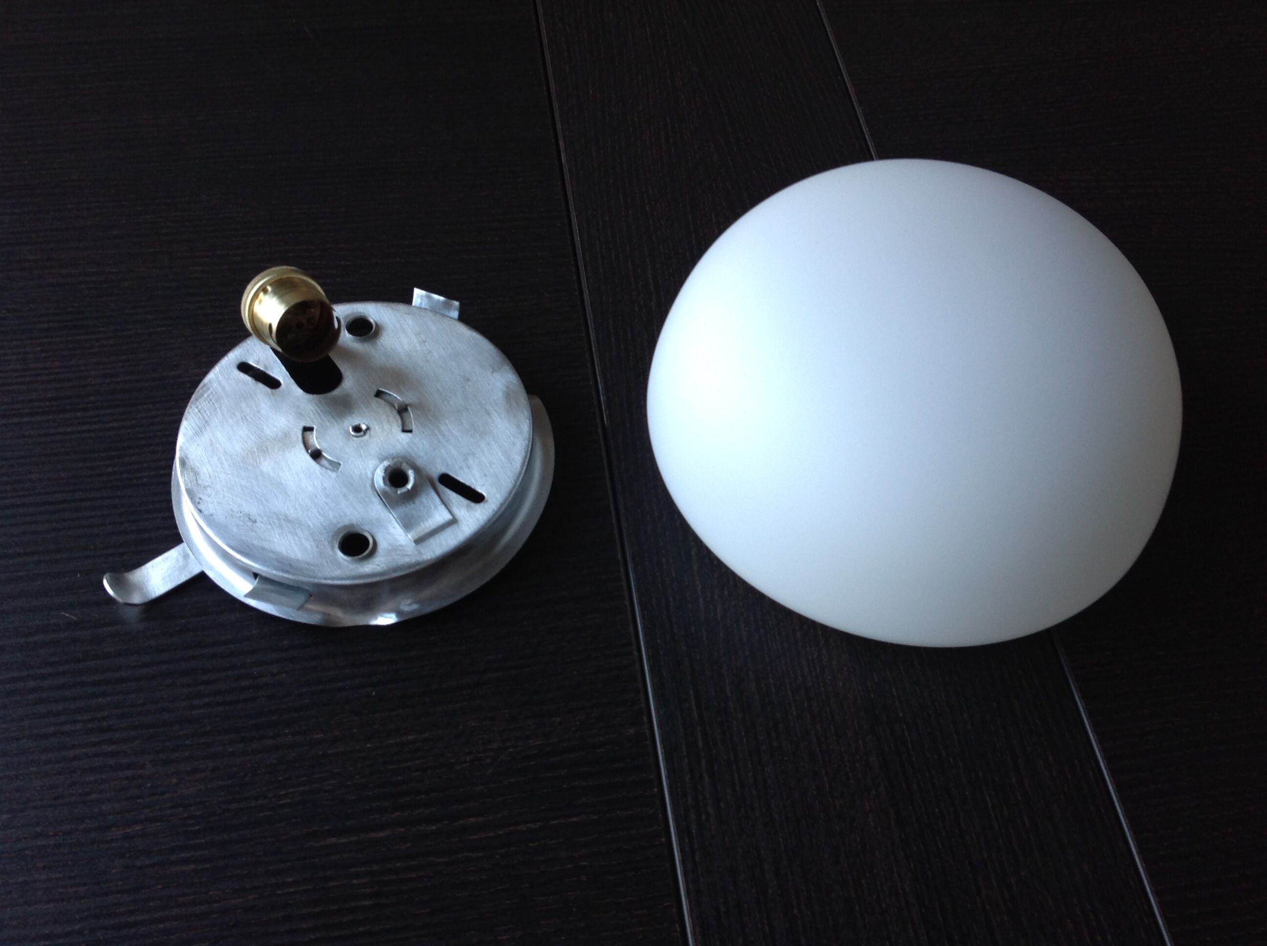 Plafonnier demi lune en opaline blanche vintage années 60/70