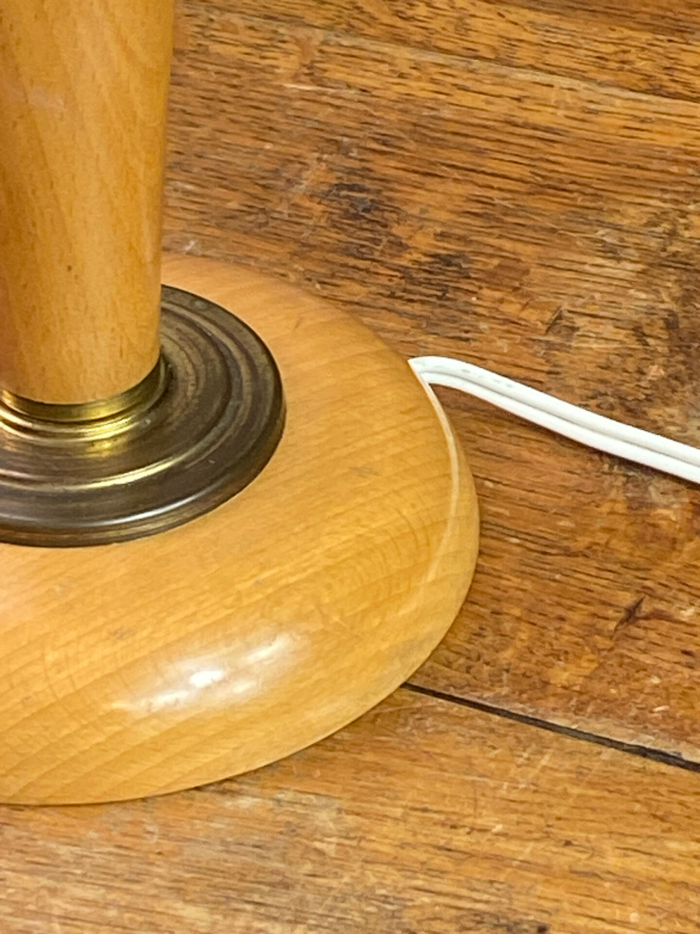 Lampe en bois et laiton, dans le style  Mazda