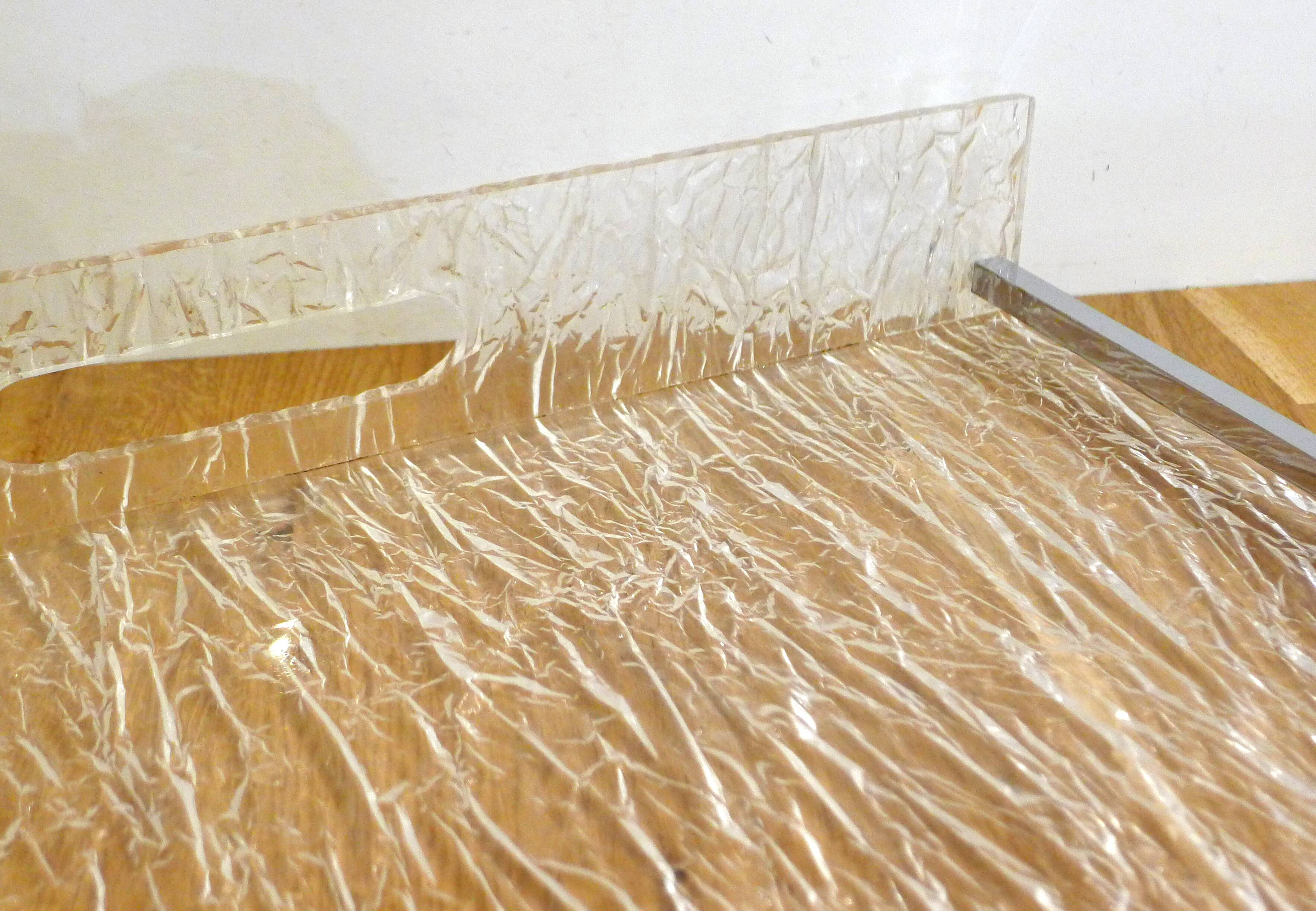 Large plateau 1970s in crumpled/frosted plexiglass & chrome strips