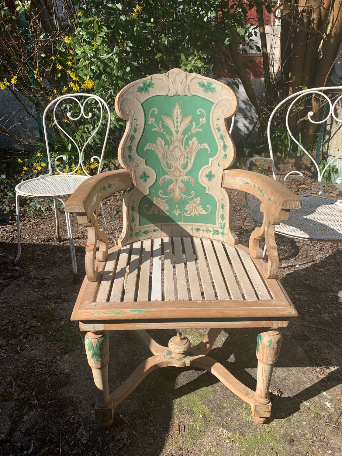 Armchair with painted wooden spacer