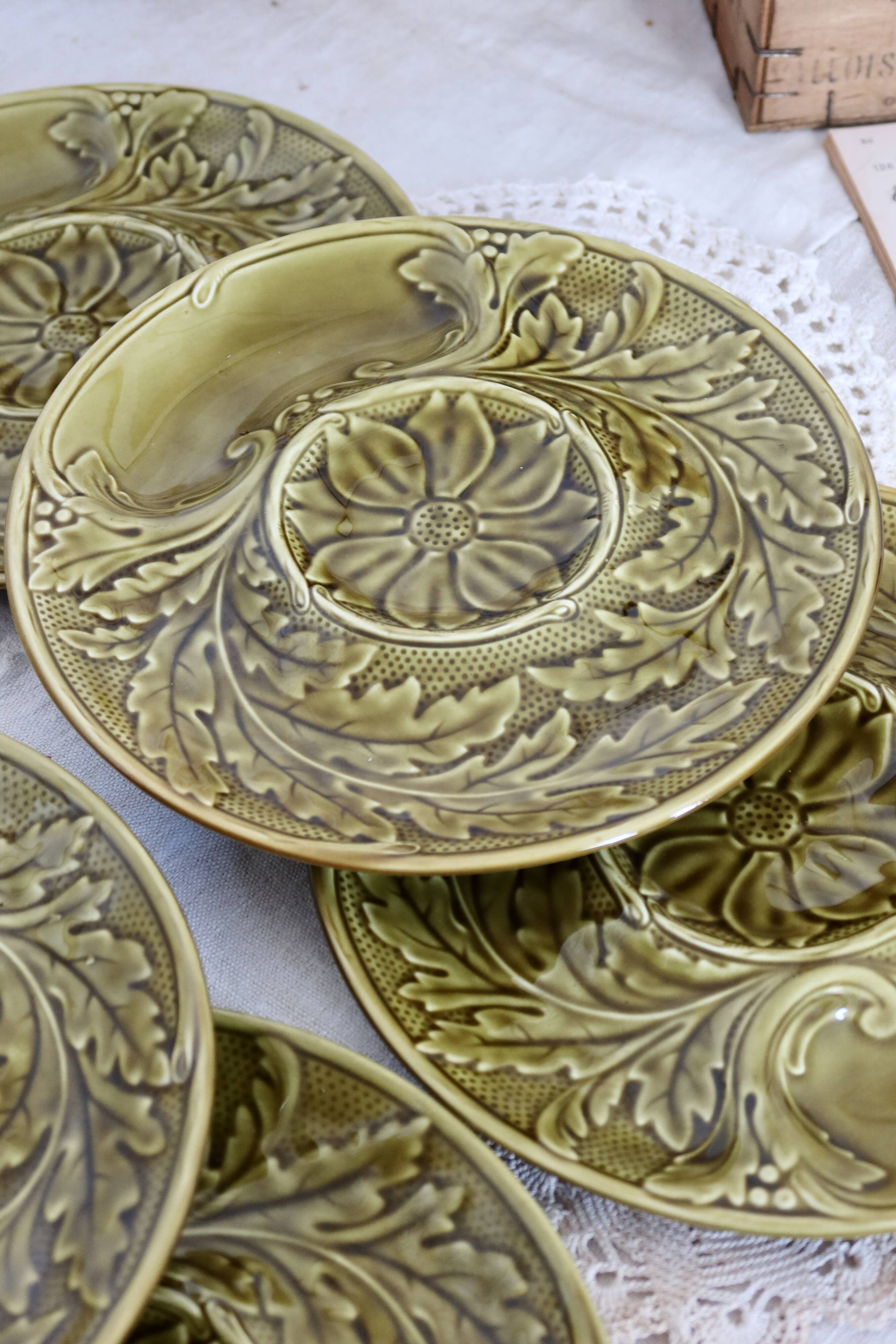 Gien 1960s 7-piece barbotine artichoke tableware set