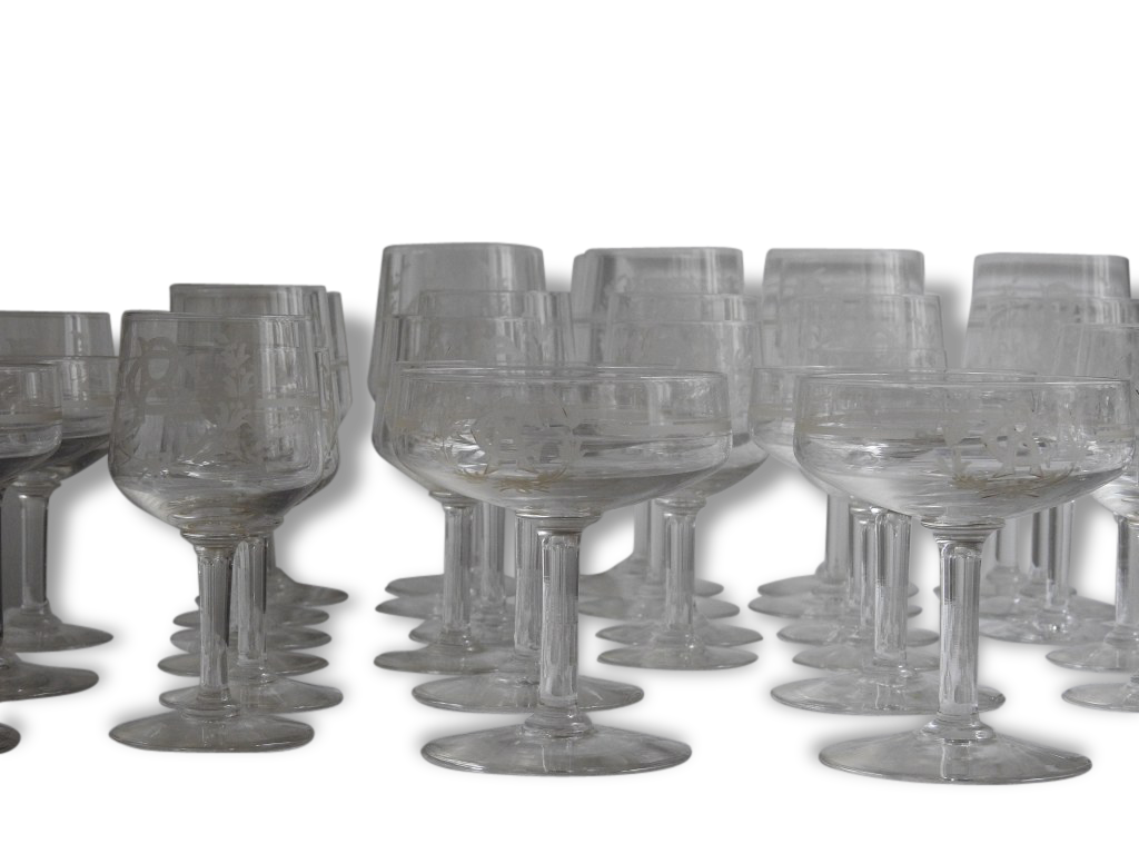Un lot de 36 verres en cristal Saint Lambert