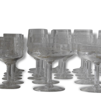 Un lot de 36 verres en cristal Saint Lambert