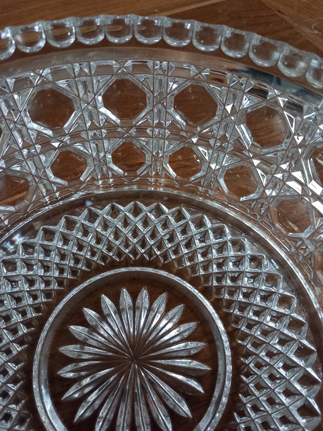 Saladier ou plat ancien, en verre épais ciselé