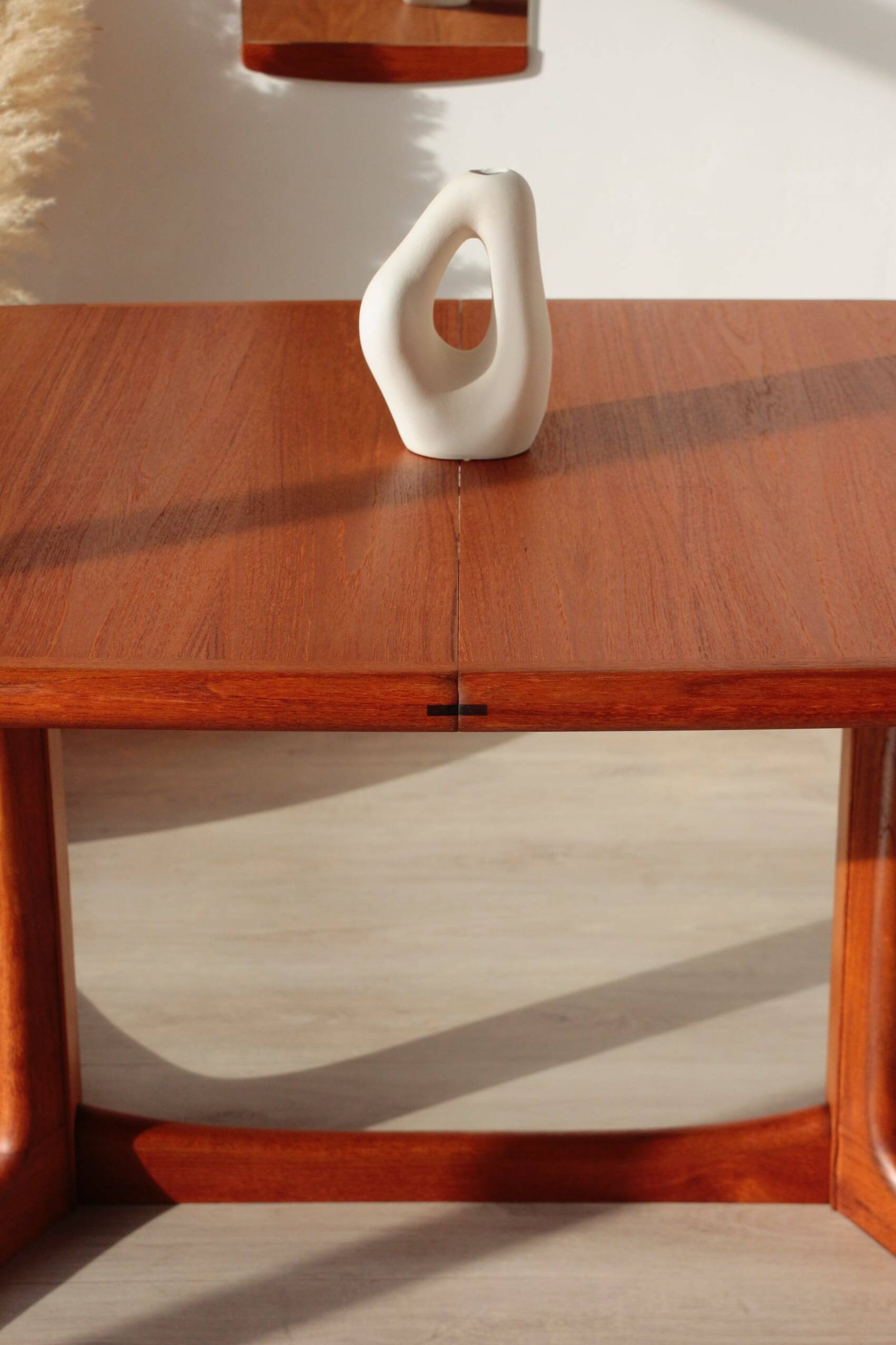 Vintage Dyrlund dining table in teak – the excellence of Danish design.