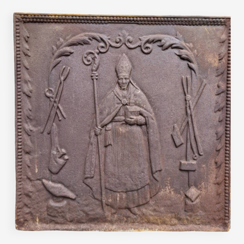 Plaque de cheminée en fonte XIX ème : évêque bénissant les outils de forgeron