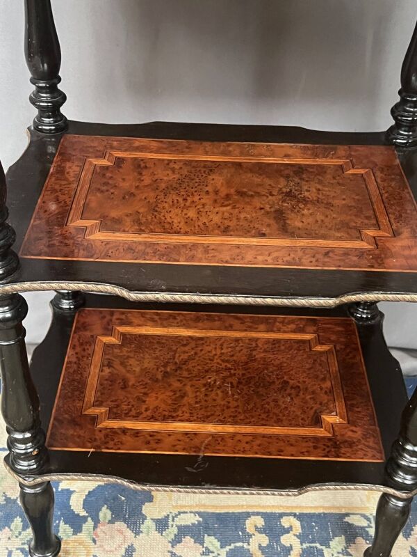 Étagère table Napoléon III. Marqueterie fine, incrustation de nacre et décoration en bronze doré.