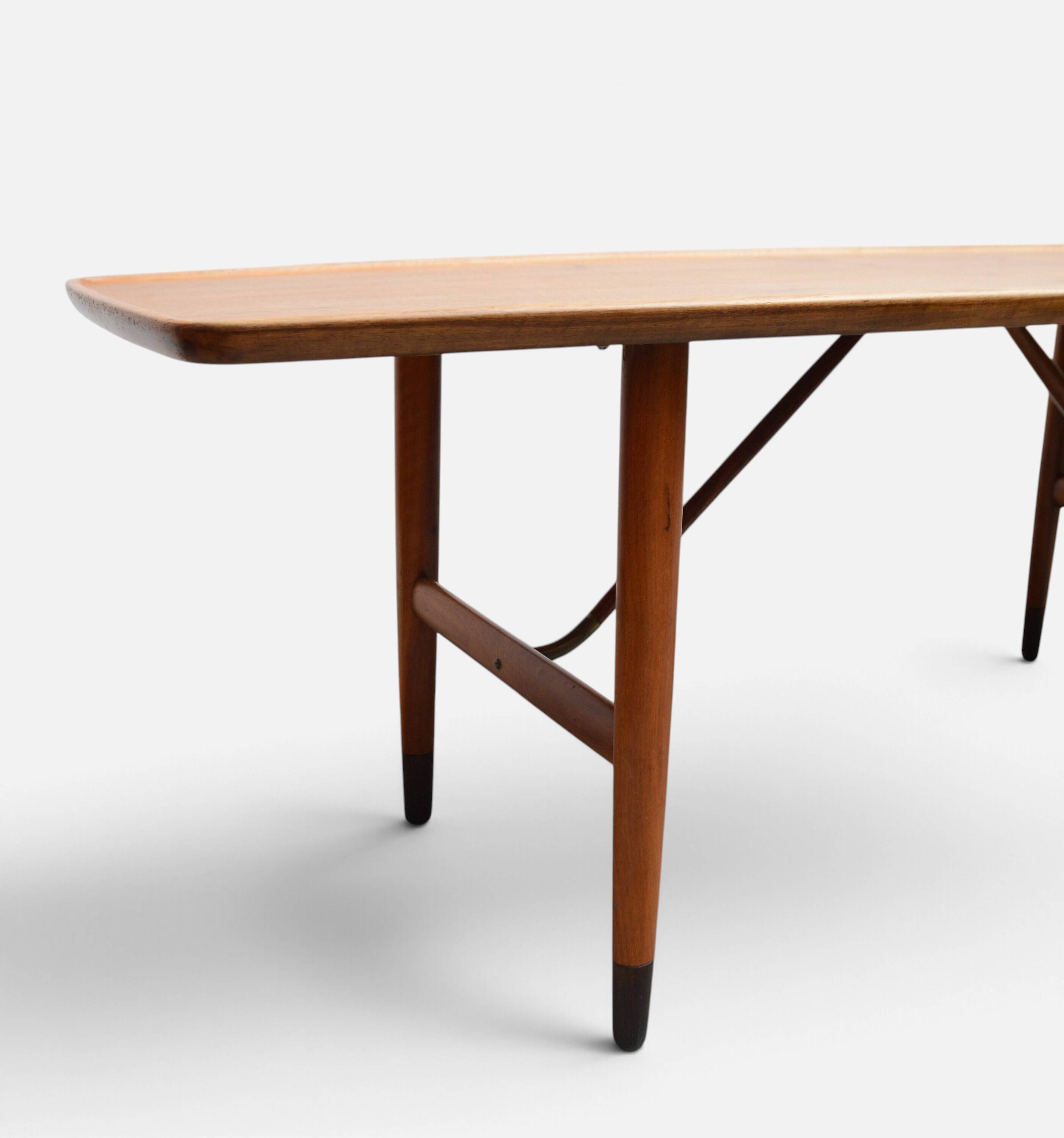 Table basse Anton Kildeberg (attribuée), noyer et laiton, Danemark années 1950-60.