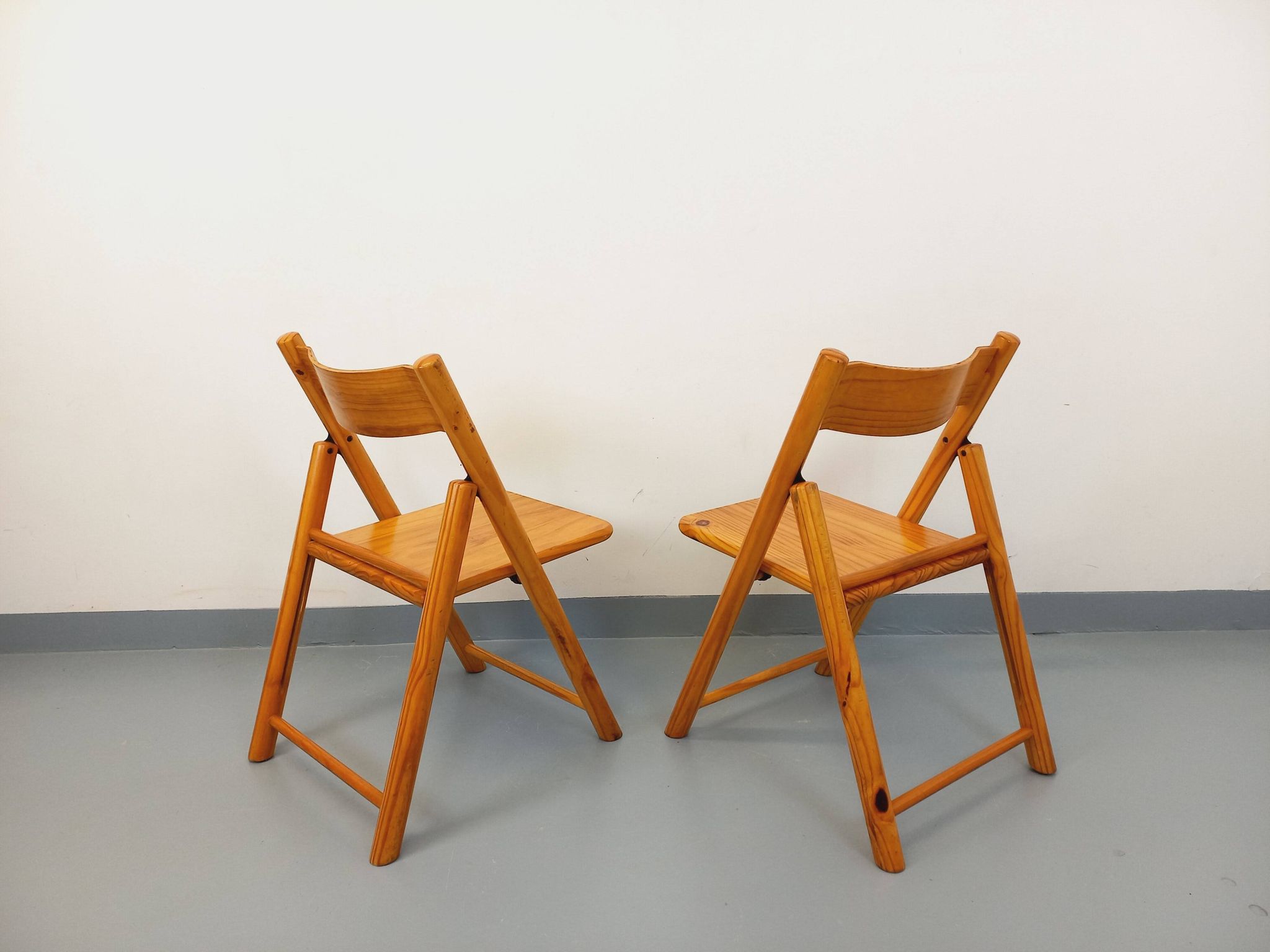 Pair of vintage folding chairs in pine from the 70s and 80s.