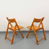 Pair of vintage folding chairs in pine from the 70s and 80s.