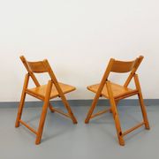 Pair of vintage folding chairs in pine from the 70s and 80s.