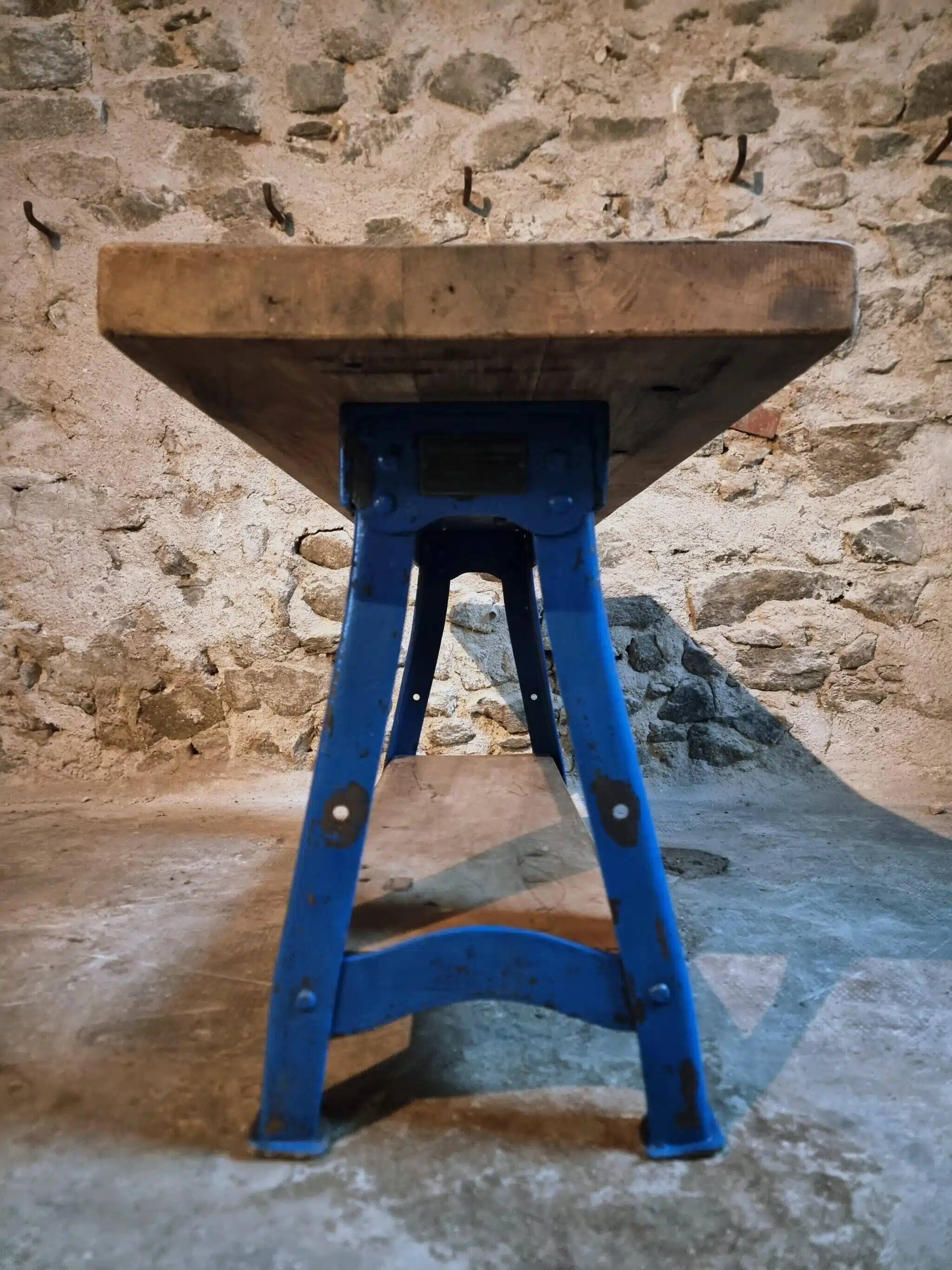 Vintage industrial workbench table with cast iron legs (Aux Forges de Vulcain)