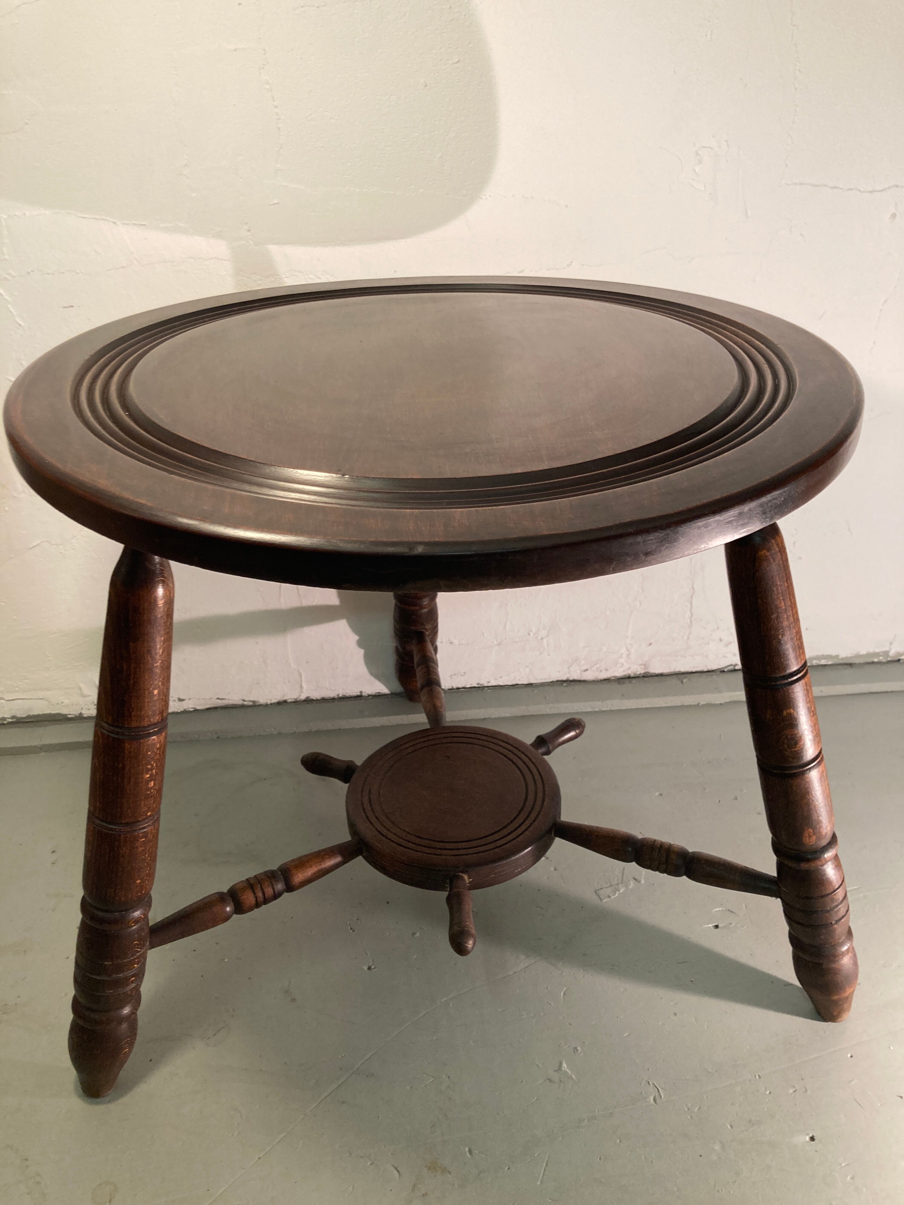 Table basse moderniste en bois tourné, années 1950