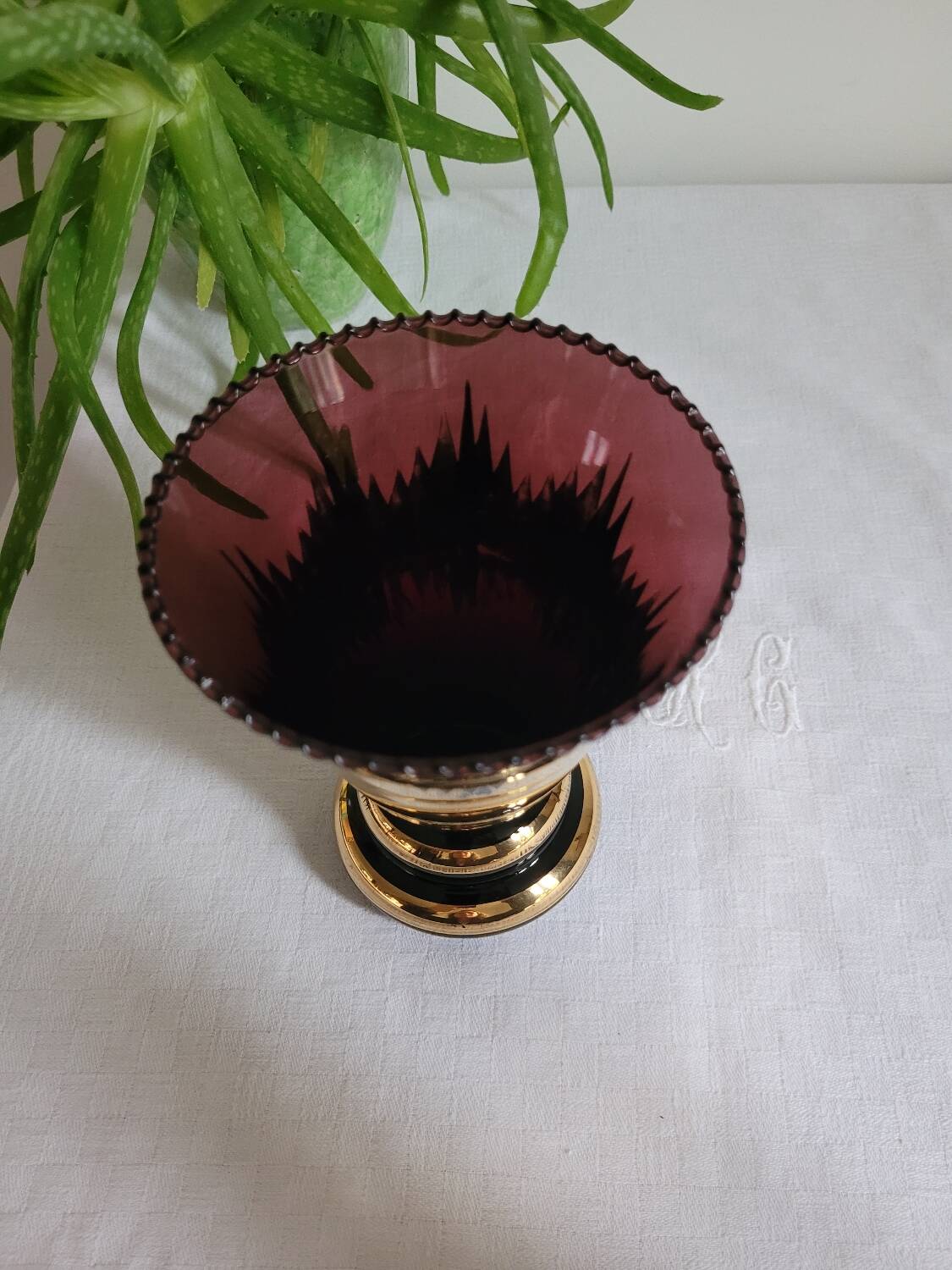 Flared vase in purple glass with a central gold motif