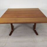 Scandinavian table with system